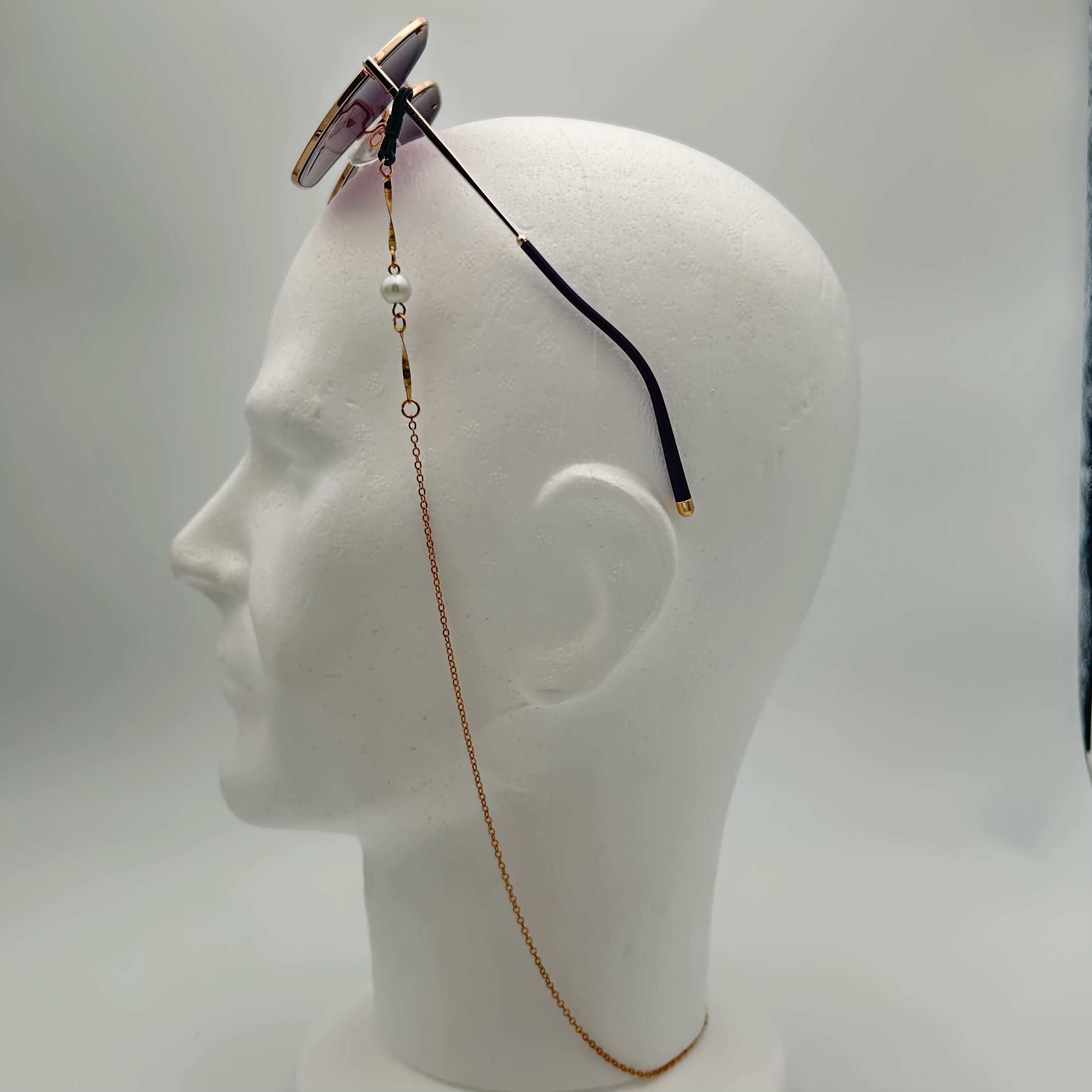 Chaîne à lunettes dorée perle et éléments métallisés Henri Beaud - vue latérale