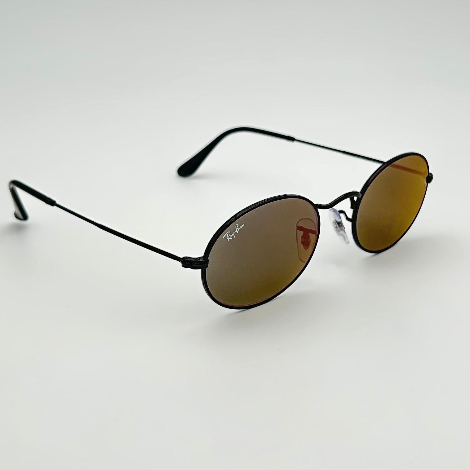 Ray-Ban Oval Flat Lenses RB3547N vues de trois quarts, monture noire et reflets bronze