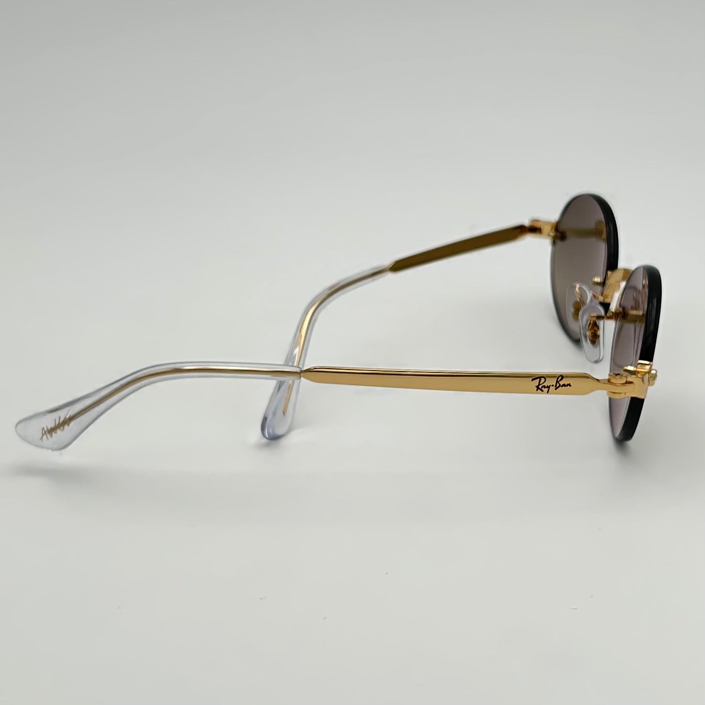 Vue de profil des lunettes Ray-Ban RB3929, monture fine en métal doré Arista