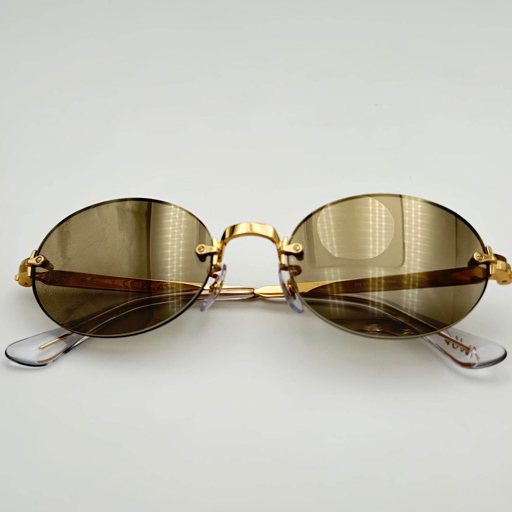Ray-Ban RB3929 pliées, vue du dessus avec reflet miroir doré sur les verres