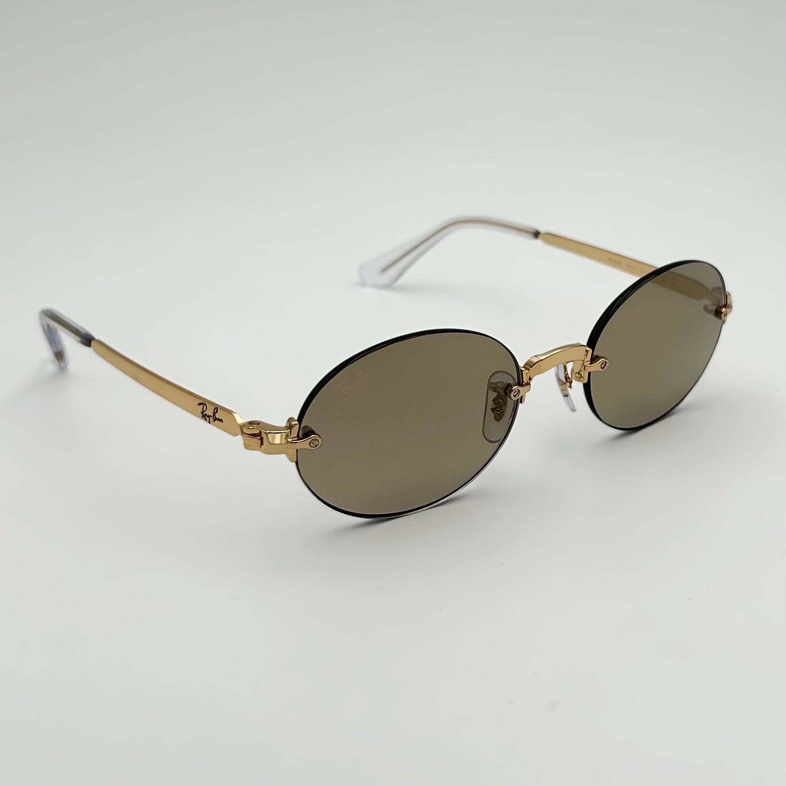 Ray-Ban RB3929 vues de trois quarts, verres bruns dégradés et monture dorée