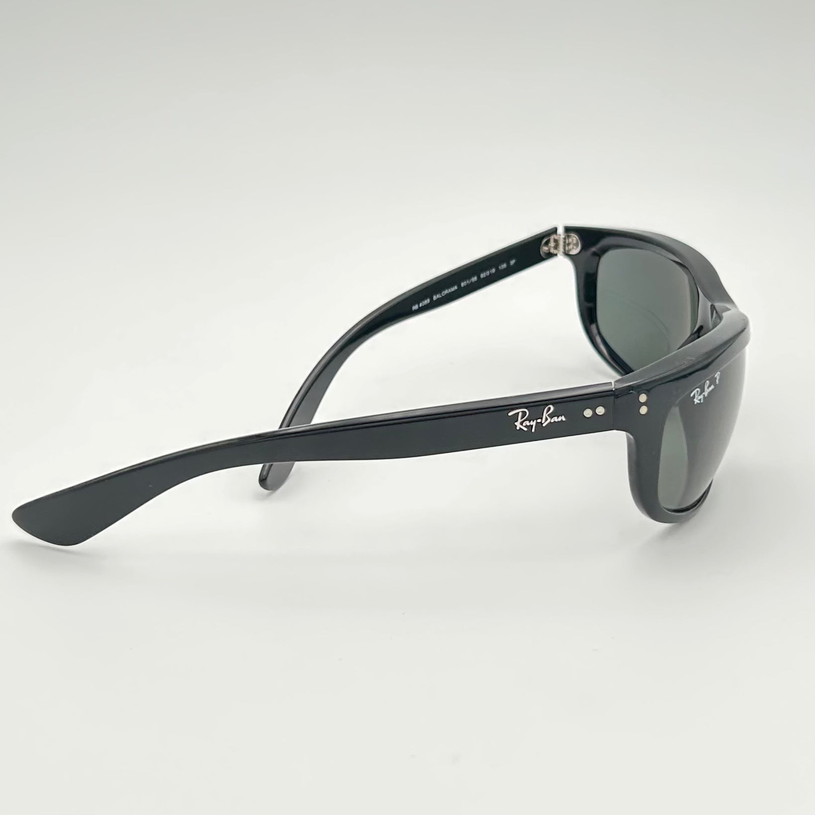 Lunettes Ray-Ban Balorama RB4089 noir poli, vue de profil avec branches