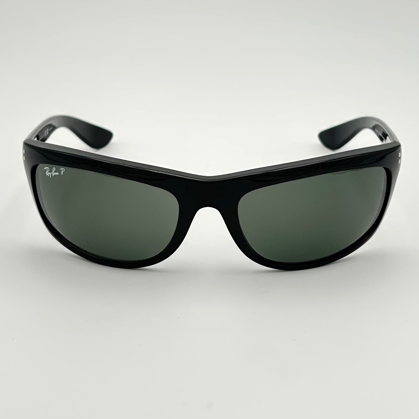 Lunettes de soleil Ray-Ban Balorama RB4089 noir poli, verres verts G-15, vue de face