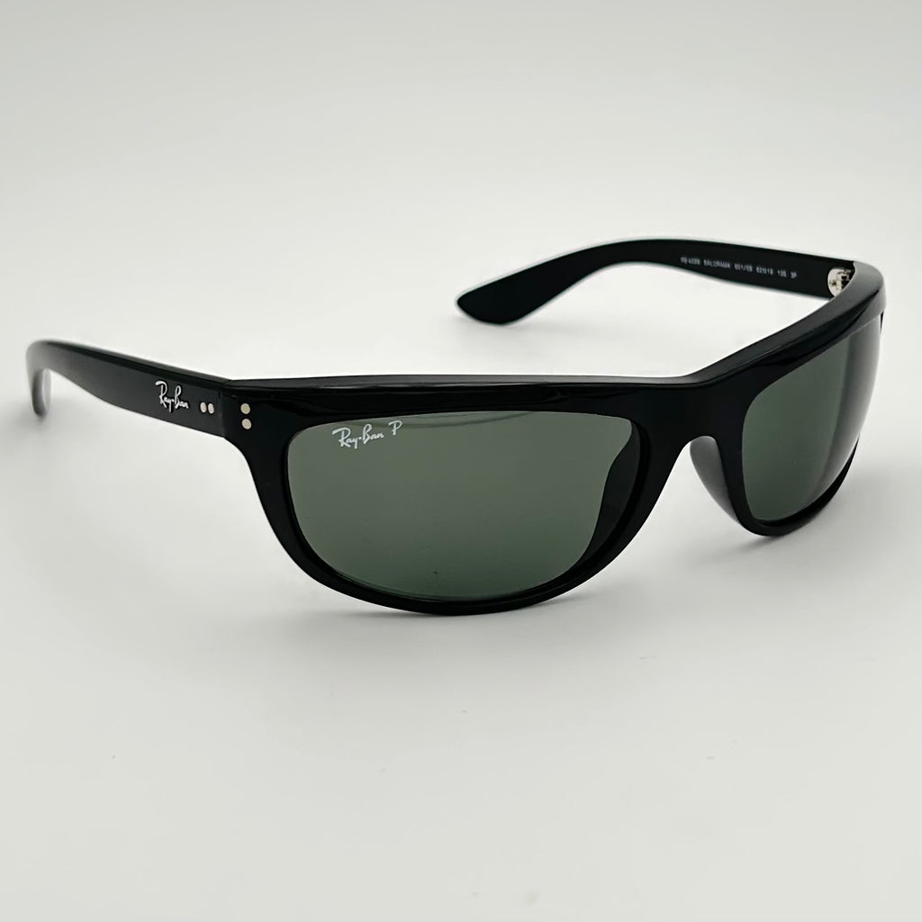 Ray-Ban Balorama RB4089 noires, vue de trois-quarts montrant la monture enveloppante