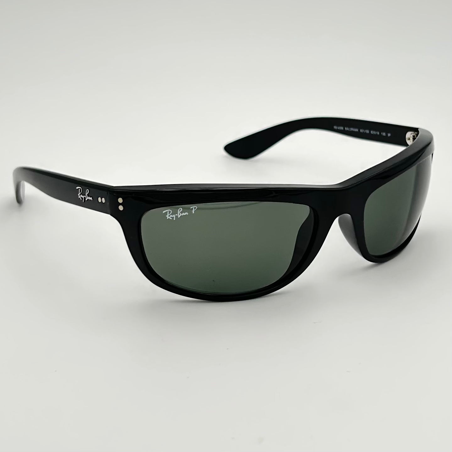 Ray-Ban Balorama RB4089 noires, vue de trois-quarts montrant la monture enveloppante