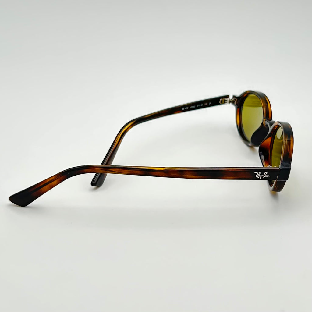 Vue de profil des lunettes de soleil Ray-Ban RB4472, branches Havana et monture ovale