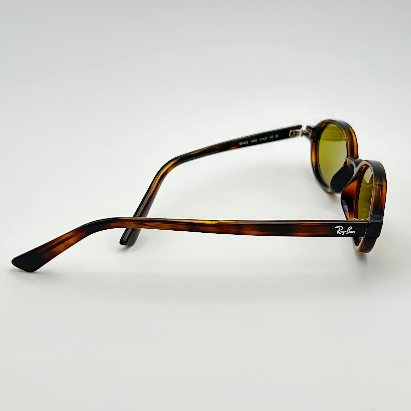 Vue de profil des lunettes de soleil Ray-Ban RB4472, branches Havana et monture ovale