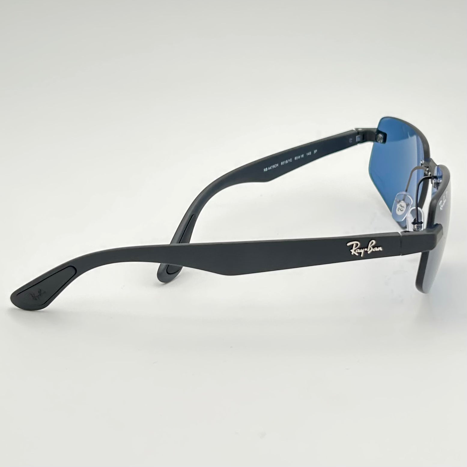 Vue de profil des Ray-Ban RB4475CH avec branches Mat Sable Noir