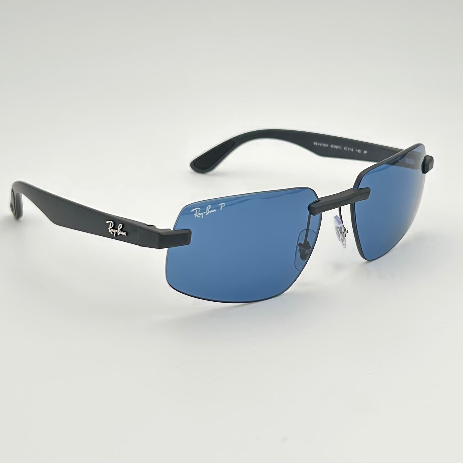 Lunettes de soleil Ray-Ban RB4475CH vues de trois quarts, monture percée et verres bleus